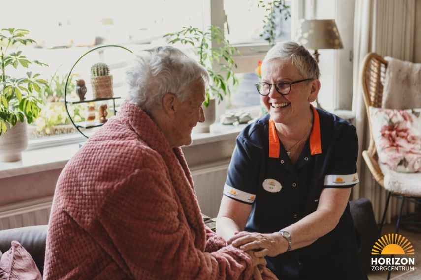 Persoonlijke aandacht tussen bewoner en zorgmedewerker bij Horizon Zorgcentrum