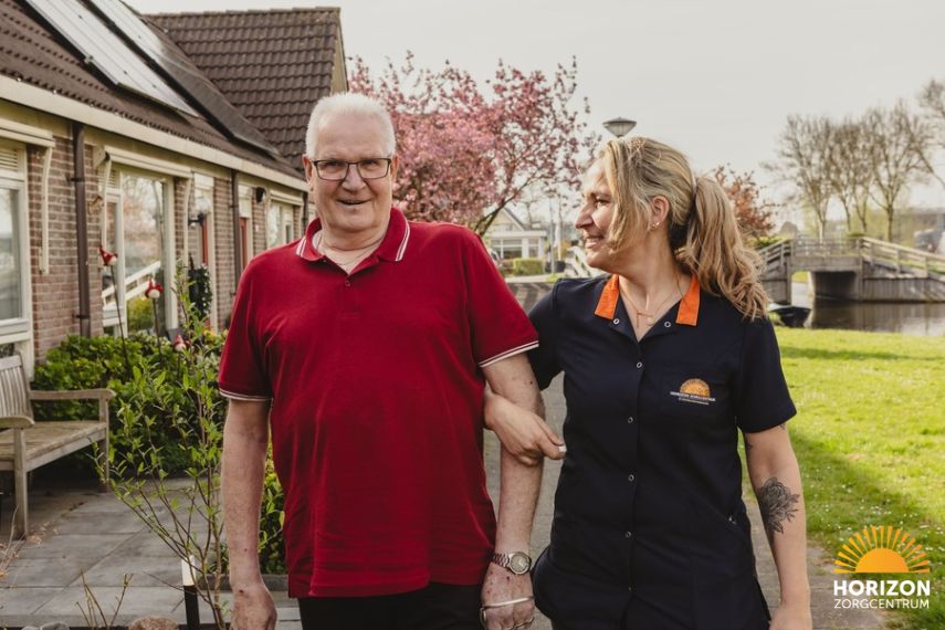 Bewoner maakt een wandeling met een medewerker van Horizon Zorgcentrum