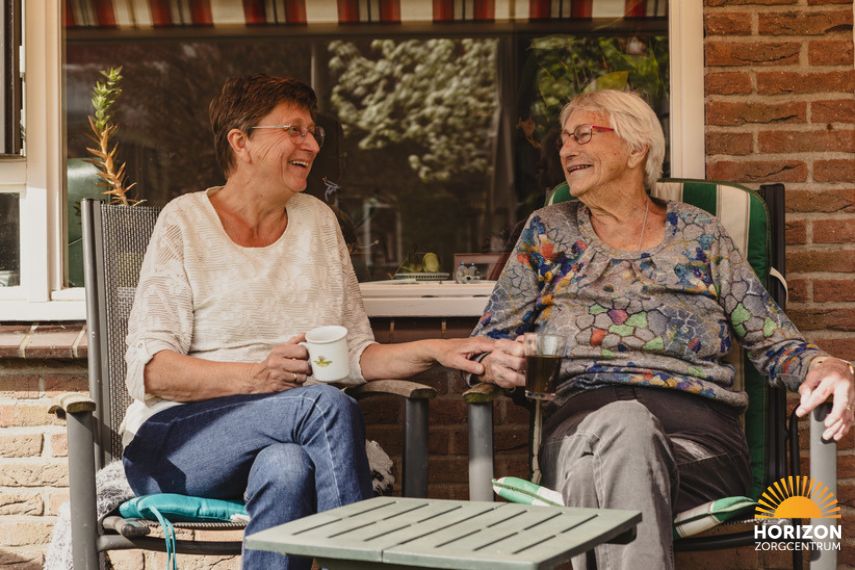 Bewoner geniet van een gezellig koffiemoment met familie
