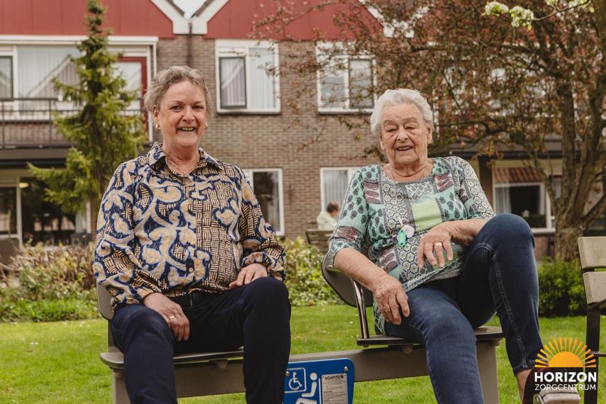 Bewoners genieten samen van het buitenleven bij Horizon Zorgcentrum